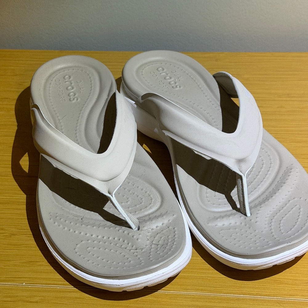 CROCS Women's White/Light Gray Comfort Flip-Flops